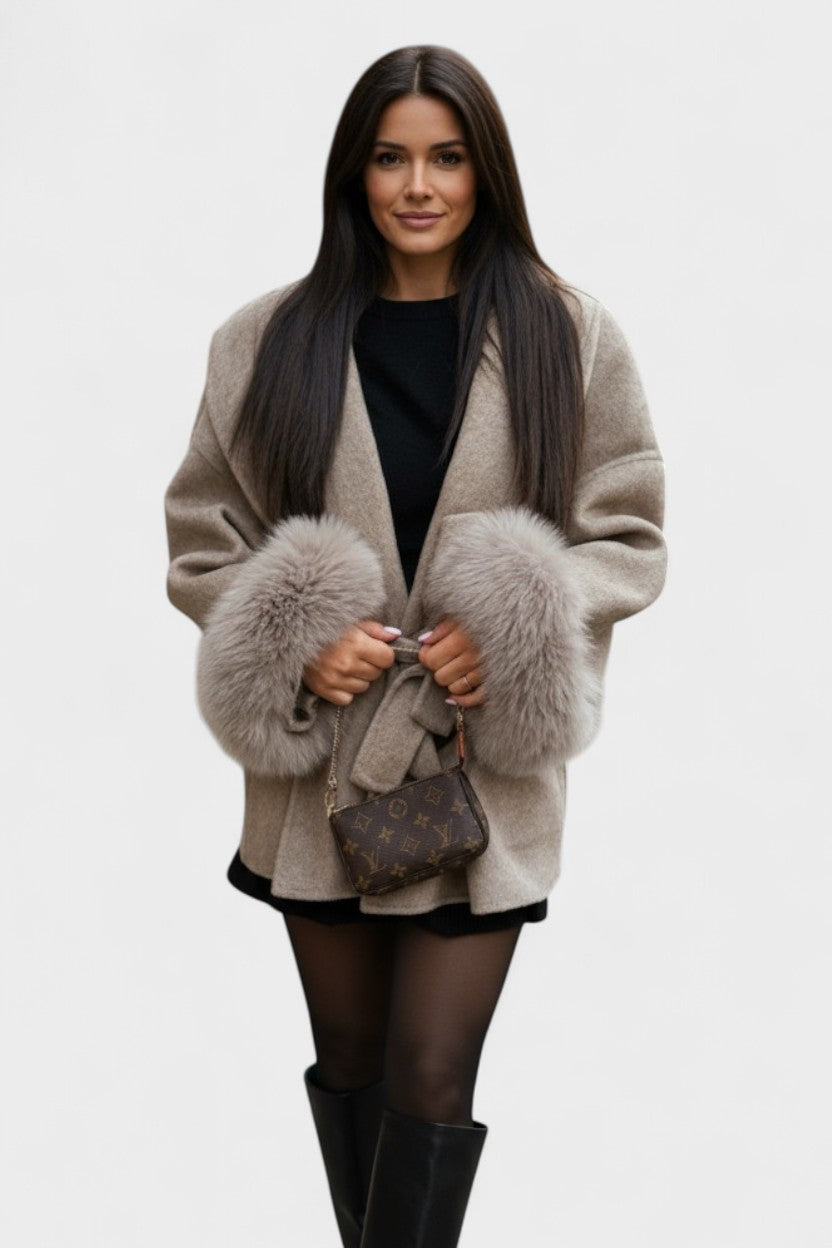 Dagmar™ | Cappotto elegante con pelliccia ecologica